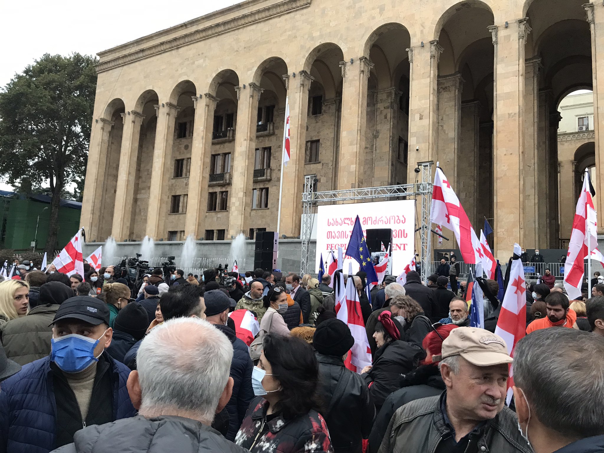 Акция протеста в Тбилиси. Фото Twitter @Stuart Greer