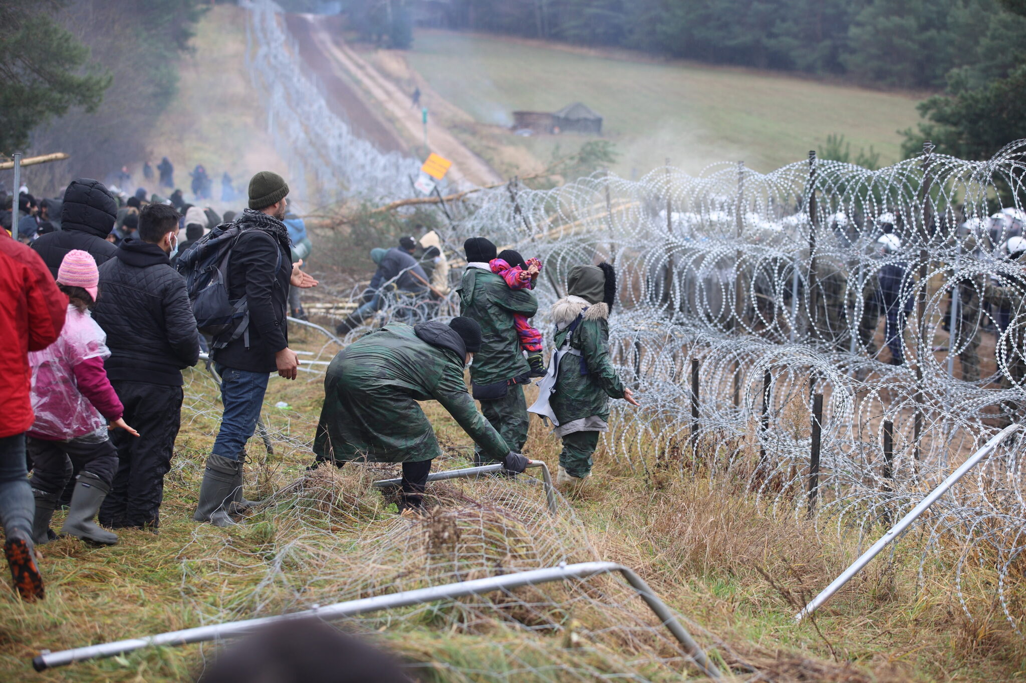 Мигранты на белорусско-польской границе. Фото LEONID SCHEGLOV / HANDOUT / TASS / Scanpix / Leta