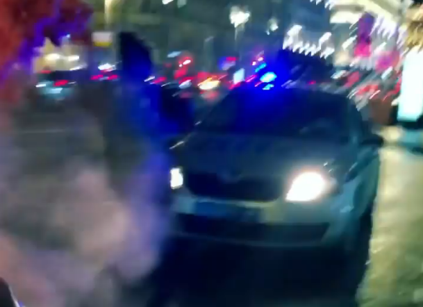 Дмитрий Разбаков забегает с файером на полицейский автомобиль. Фото: кадр видео, опубликованного в Instagram Дмитрия Разбакова