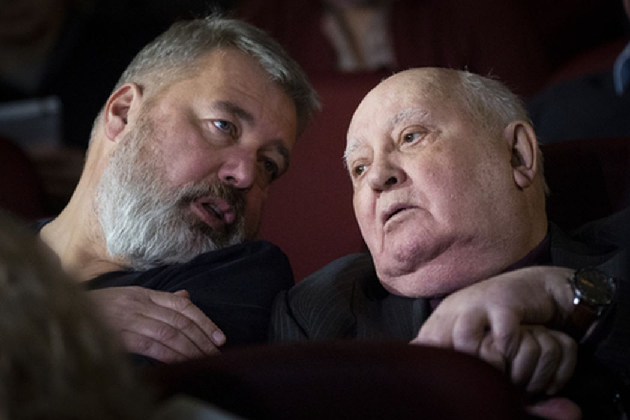 Дмитрий Муратов и Михаил Горбачев. Фото: Alexander Zemlianichenko/AP/Scanpix/LETA