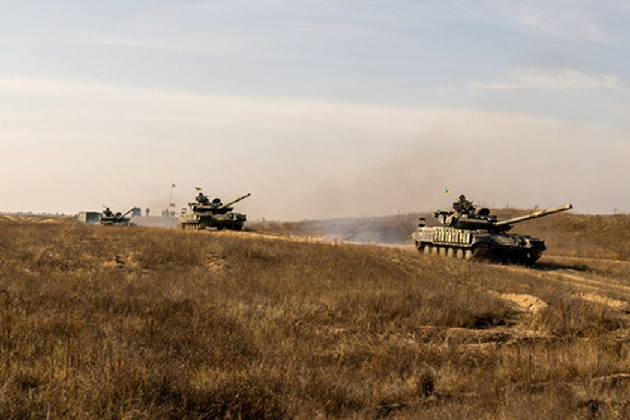Танки Вооруженных сил Украины на границе с Крымом в Херсонской области. Фото Reuters/Scanpix/LETA