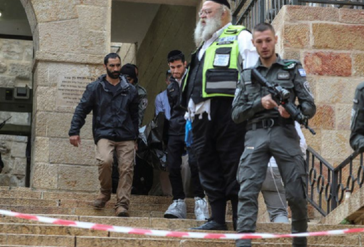 Сотрудники израильских сил безопасности уносят тело погибшего с места террористической атаки в Старом городе Иерусалима. Фото: Reuters/Scanpix/LETA