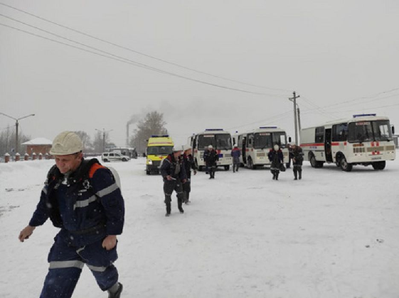 Спасатели, работающие на месте аварии в шахте "Листвяжная". Фото: Reuters/Scanpix/LETA