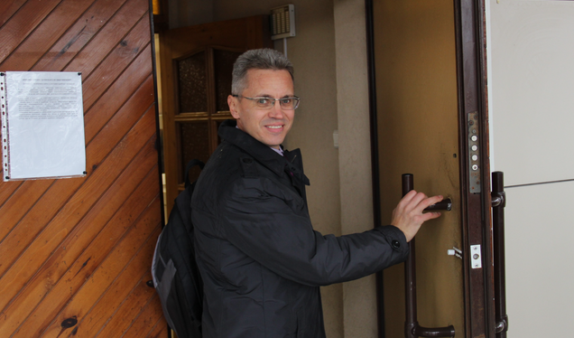 Алексей Хабаров на выходе из здания Порховского районного суда. Фото с сайта "Свидетелей Иеговы"

