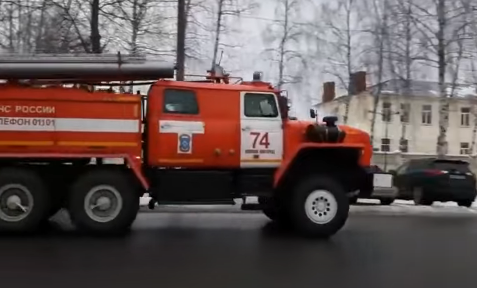 Пожарная машина. Кадр из видеоролика на YouTube-канале "Так и живем"