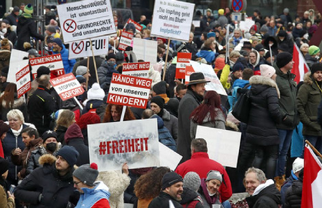 Протесты против локдауна и обязательной вакцинации в Австрии. Фото AFP/Scanpix/LETA