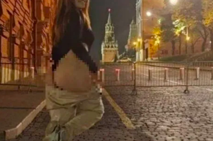 Рита Фокс на фоне Кремля. Фото из телеграм-канала Риты Фокс