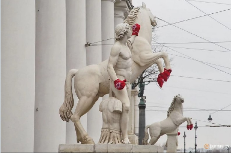 Скульптуры в варежках в Санкт-Петербурге. Фото: Фонтанка.ру