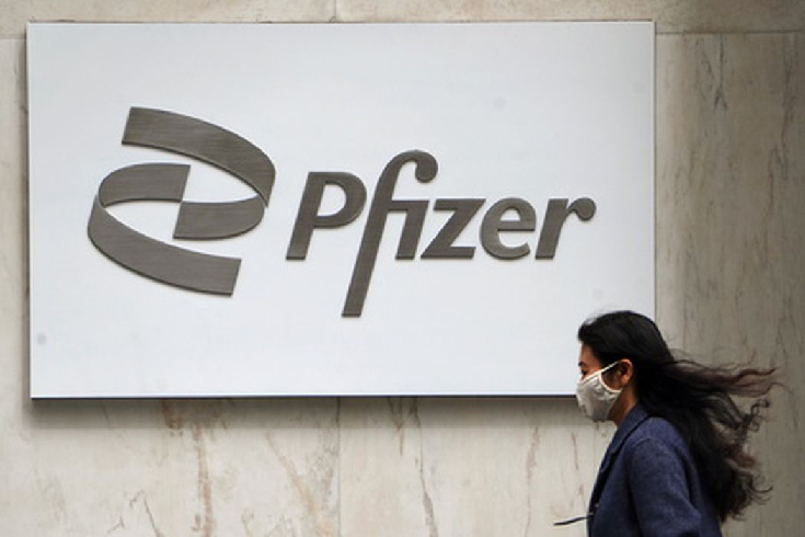 Прохожая на фоне логотипа Pfizer в Манхэттене, Нью-Йорк. Фото: Reuters/Scanpix/LETA