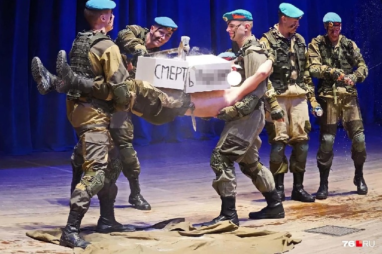 Члены военно-патриотического клуба «Десантник» разбивают кирпич с надписью «Смерть пидорам». Фото: 76.ru
