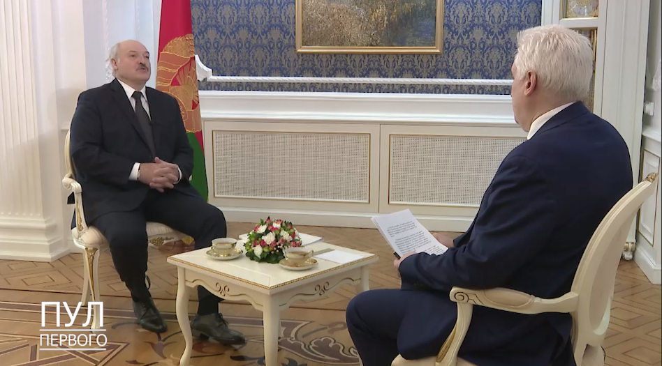 Александр Лукашенко дает интервью Игорю Коротченко. Кадр видеозаписи, опубликованной в телеграм-канале "Пул Первого"
