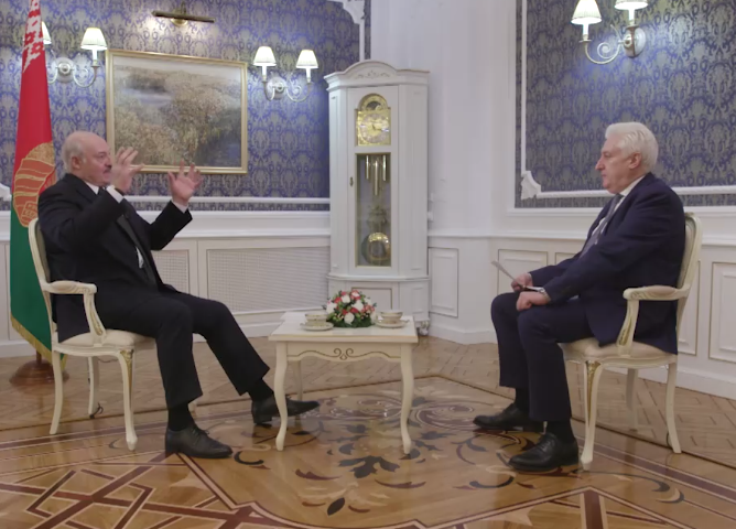 Александр Лукашенко и Игорь Коротченко. Фото: кадр видеозаписи интервью, опубликованной телеграм-каналом "Пул первого"