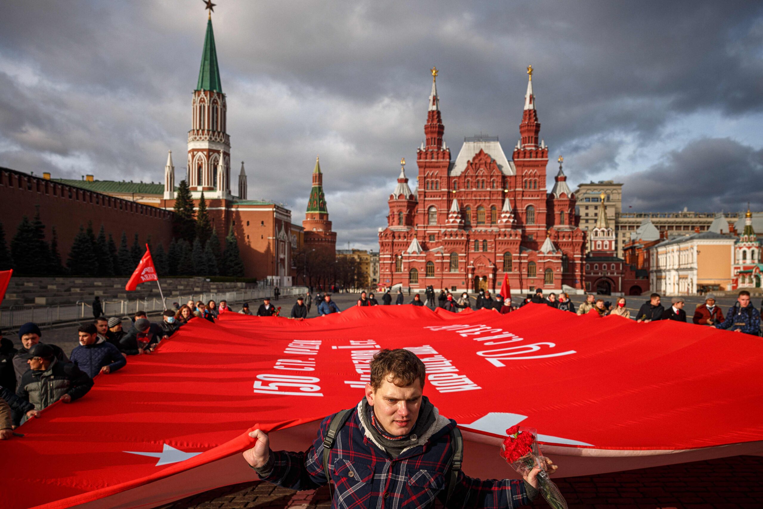 Парад в честь годовщины Октябрьской революции на Красной площади. Фото  Dimitar DILKOFF / AFP/Scanpix/Leta