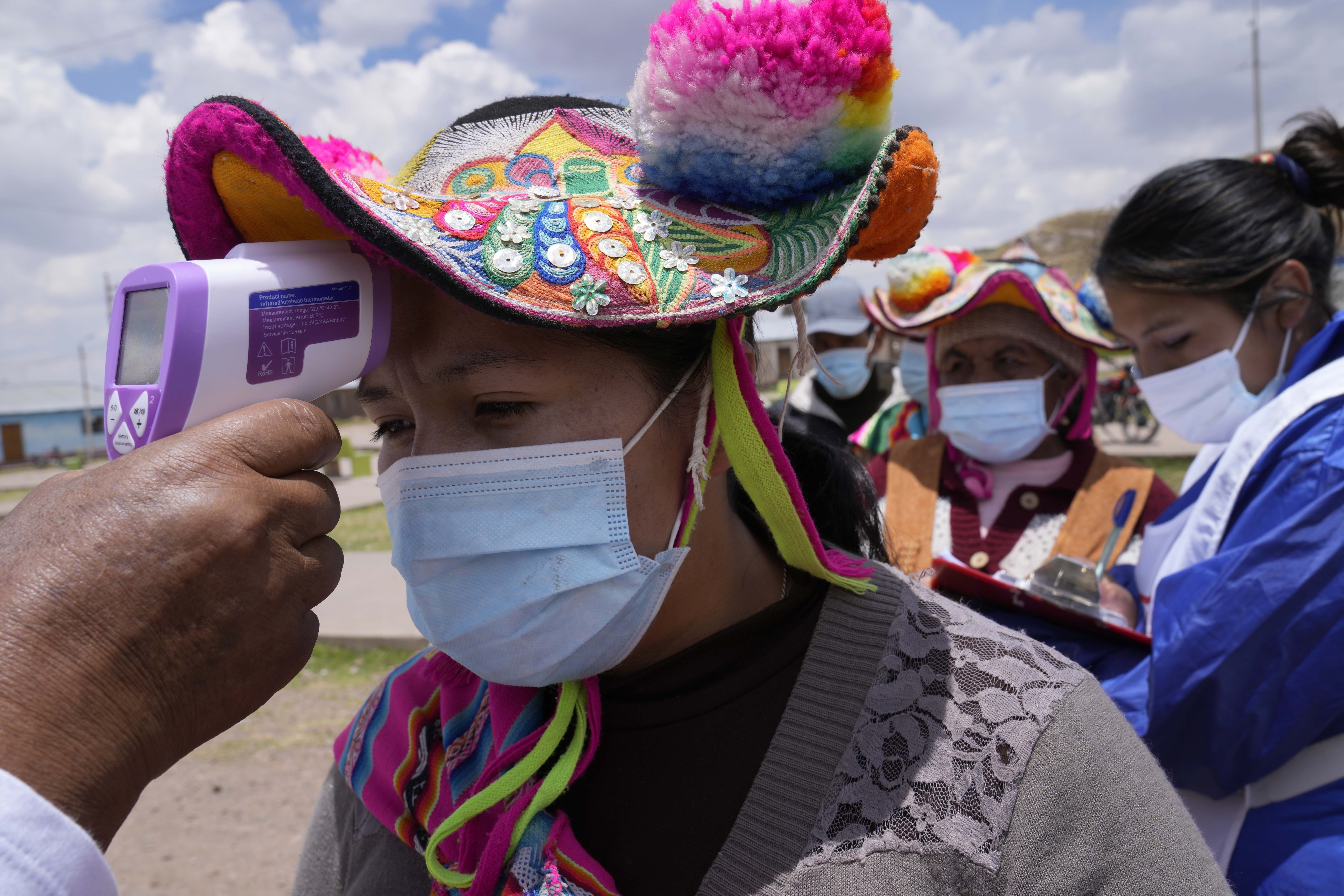 Измерение температуры перед вакцинацией в Перу. Фото Martin Mejia / TASS / Scanpix / Leta