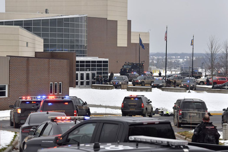 Полиция возле здания школы в штате Мичиган, где произошла стрельба. Фото AP/Scanpix/LETA