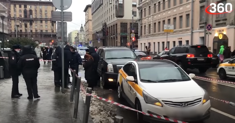 Полиция на месте стрельбы в центре Москвы. Кадр телеканала 360