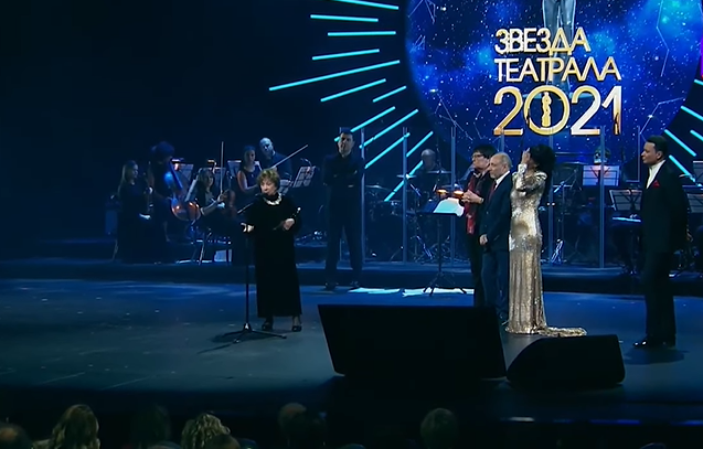 Лия Ахедхакова на церемонии вручения премии «Звезда театрала 2021». Кадр видеоролика, опубликованного на YouTube-канале «Мемориала»