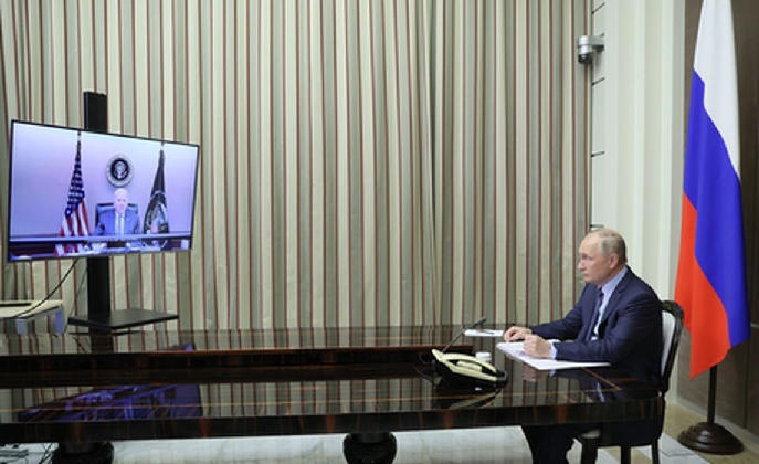Владимир Путин во время видеопереговоров с Джо Байденом 7 декабря 2021 года. Фото Mikhail Metzel, Sputnik, Kremlin Pool Photo via AP/Scanpix/LETA