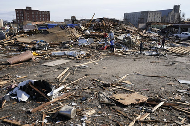 Последствия торнадо в городе Мэйфилд, штат Кентукки. Фото Mark Humphrey/AP Photo/Scanpix/LETA