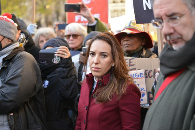 Стелла Моррис возле здания суда, где проходят слушания по делу Ассанжа. Фото ZUMAPRESS/Scanpix/LETA