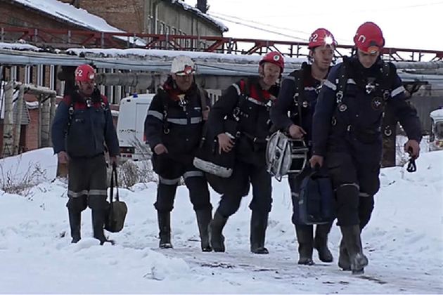 Спасатели на шахте «Листвяжная». Фото пресс-службы МЧС