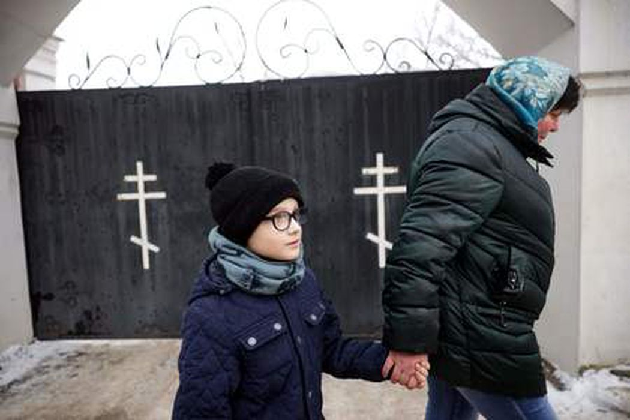 Прохожие у ворот Введенского Владычного женского монастыря в Серпухове. Фото Dimitar DILKOFF/AFP/Scanpix/LETA