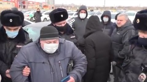 Задержание таксиста Ивана Никитина на акции протеста водителей в Волгограде. Кадр видеоролика, опубликованного в YouTube-канале 
Мих Мих
