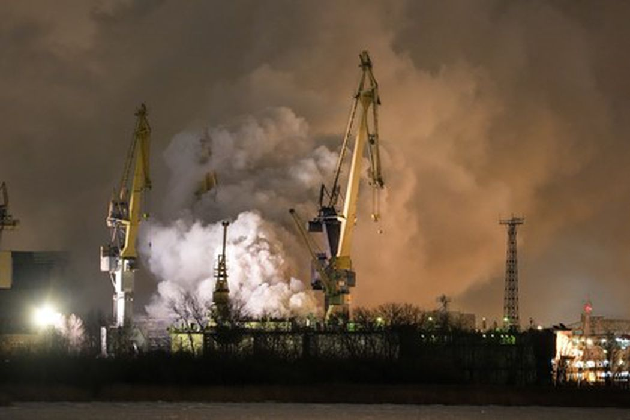 Пожар на корвете «Проворный». Фото Dmitri Lovetsky/AP Photo/Scanpix/LETA