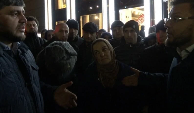 Мэр Махачкалы Салман Дадаев на встрече с протестующими. Фото пресс-службы мэрии Махачкалы