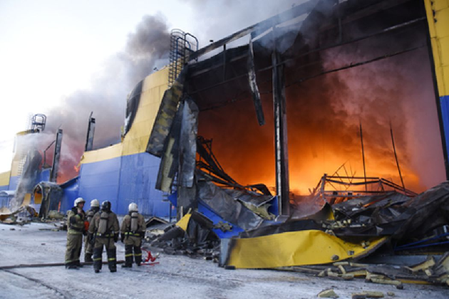 Пожарные возле горящего здания гипермаркета "Лента" в Томске. Фото Taisiya Vorontsova/TASS/Scanpix/LETA