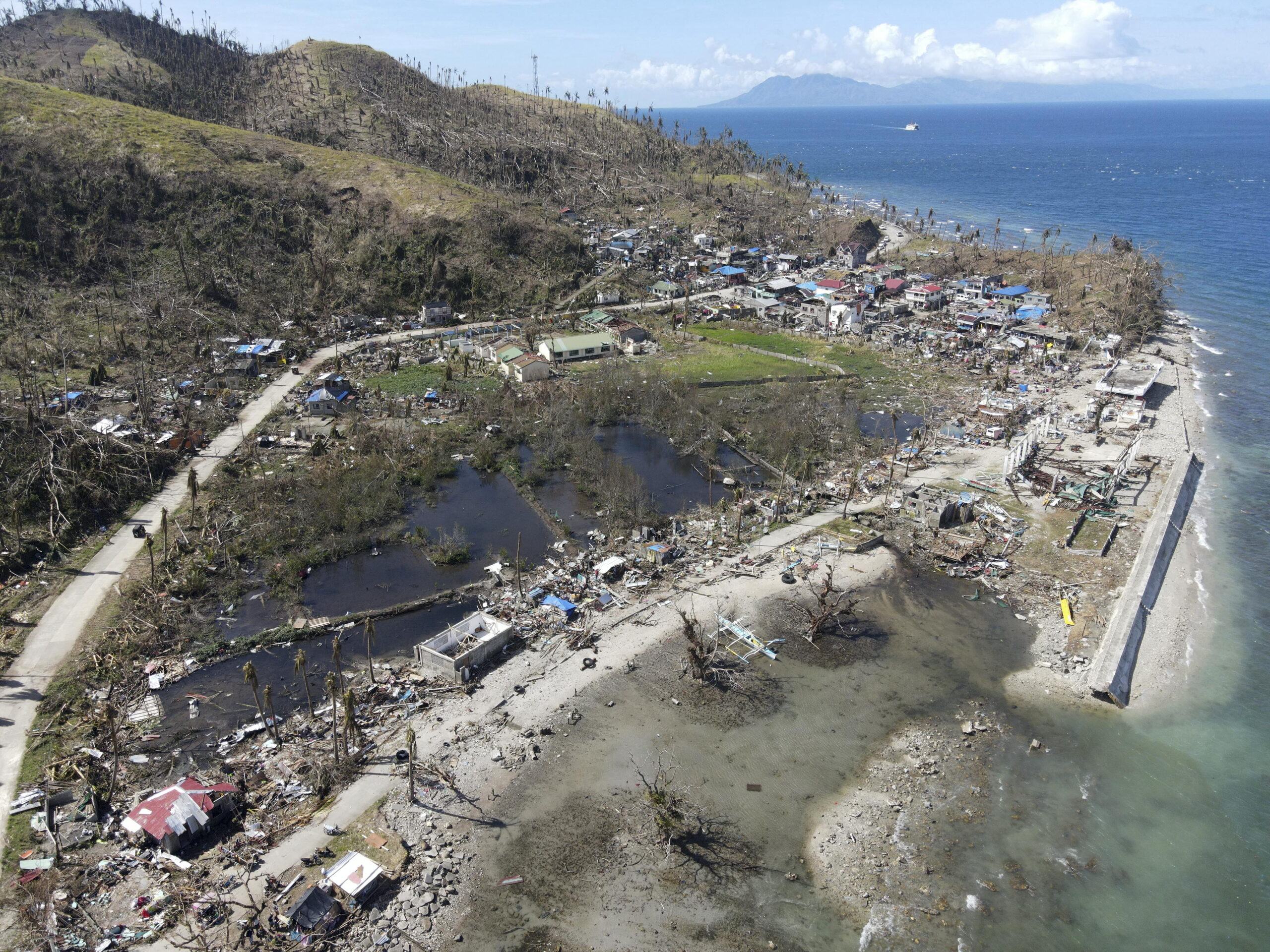 Так теперь выглядит деревня Пунта Билар близ Суригао, Южные Филиппины. Фото EPA / ERWIN M. MASCARINAS /Scanpix/LETA