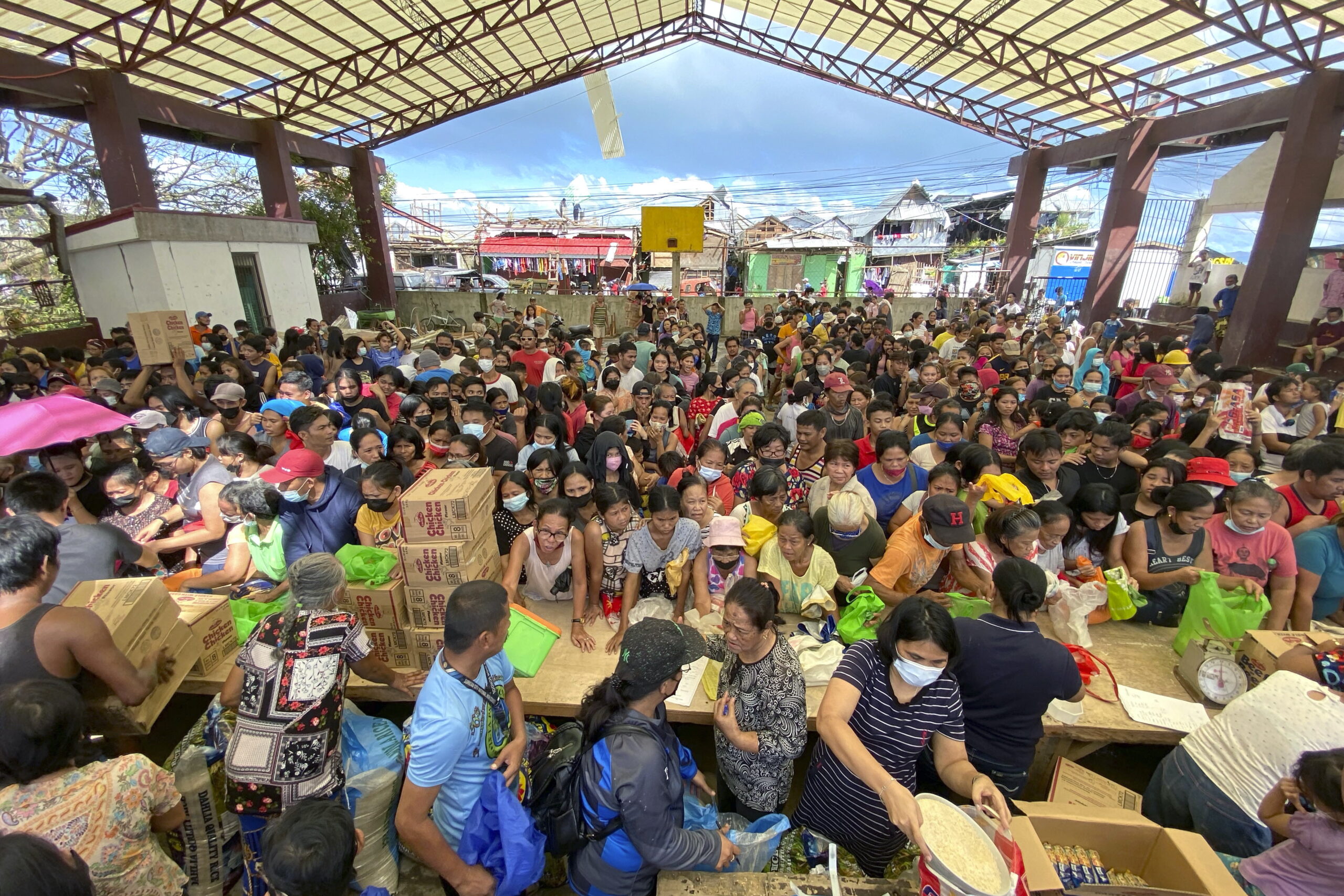 Эвакуированные в деревне Сан-Хуан ждут гуманитерной помощи. Фото EPA/ERWIN M. MASCARINAS/Scanpix/LETA