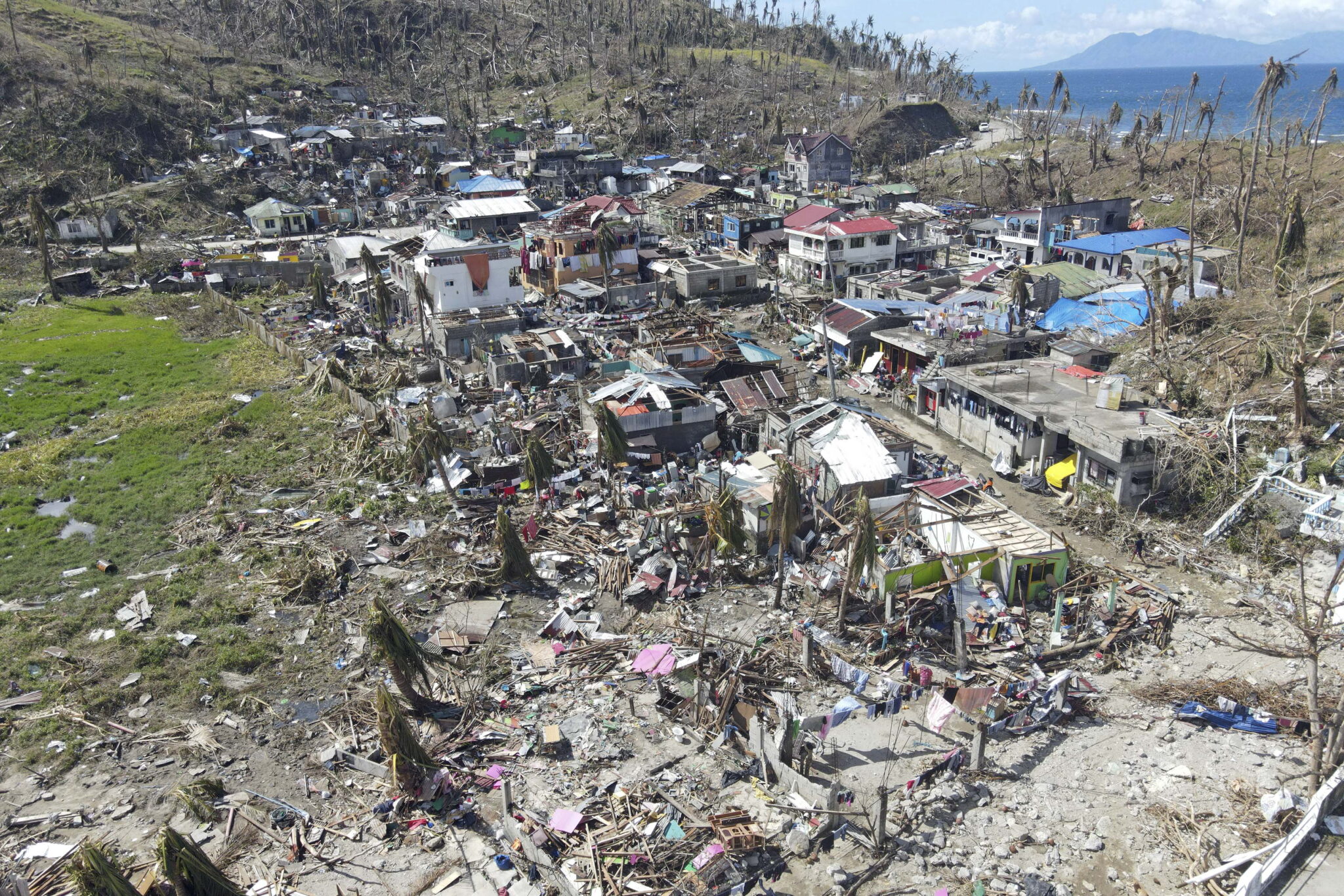 Последствия тайфуна «Раи» близ города Суригао на Южных Филиппинах. Фото EPA /ERWIN M. MASCARINAS/Scanpix/LETA