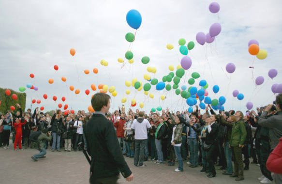 Радужный флешмоб в Санкт-Петербурге в 2009 году. Фото Петр Воскресенский / Wikipedia / CC0
