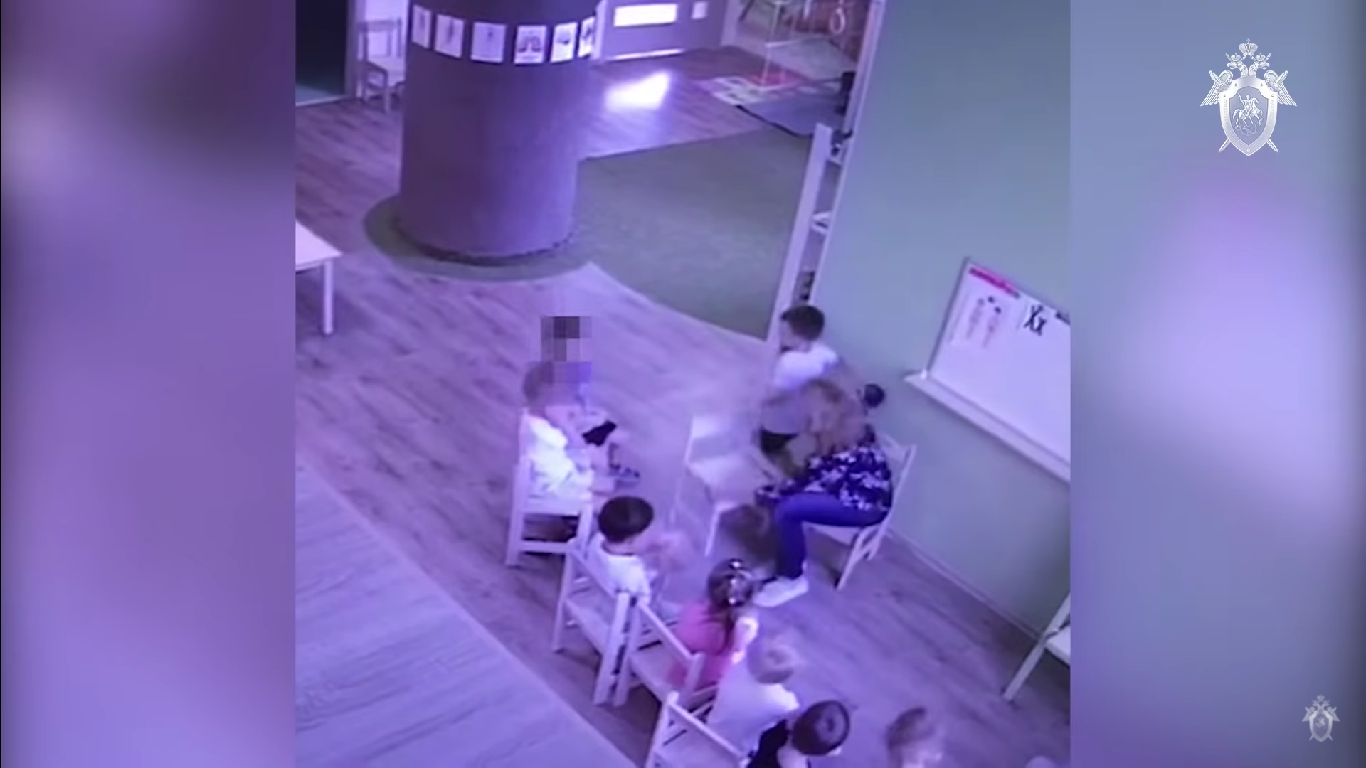 Кадр с камеры наблюдения в детсаду Happy Baby. Скриншот из видео СК Российской Федерации