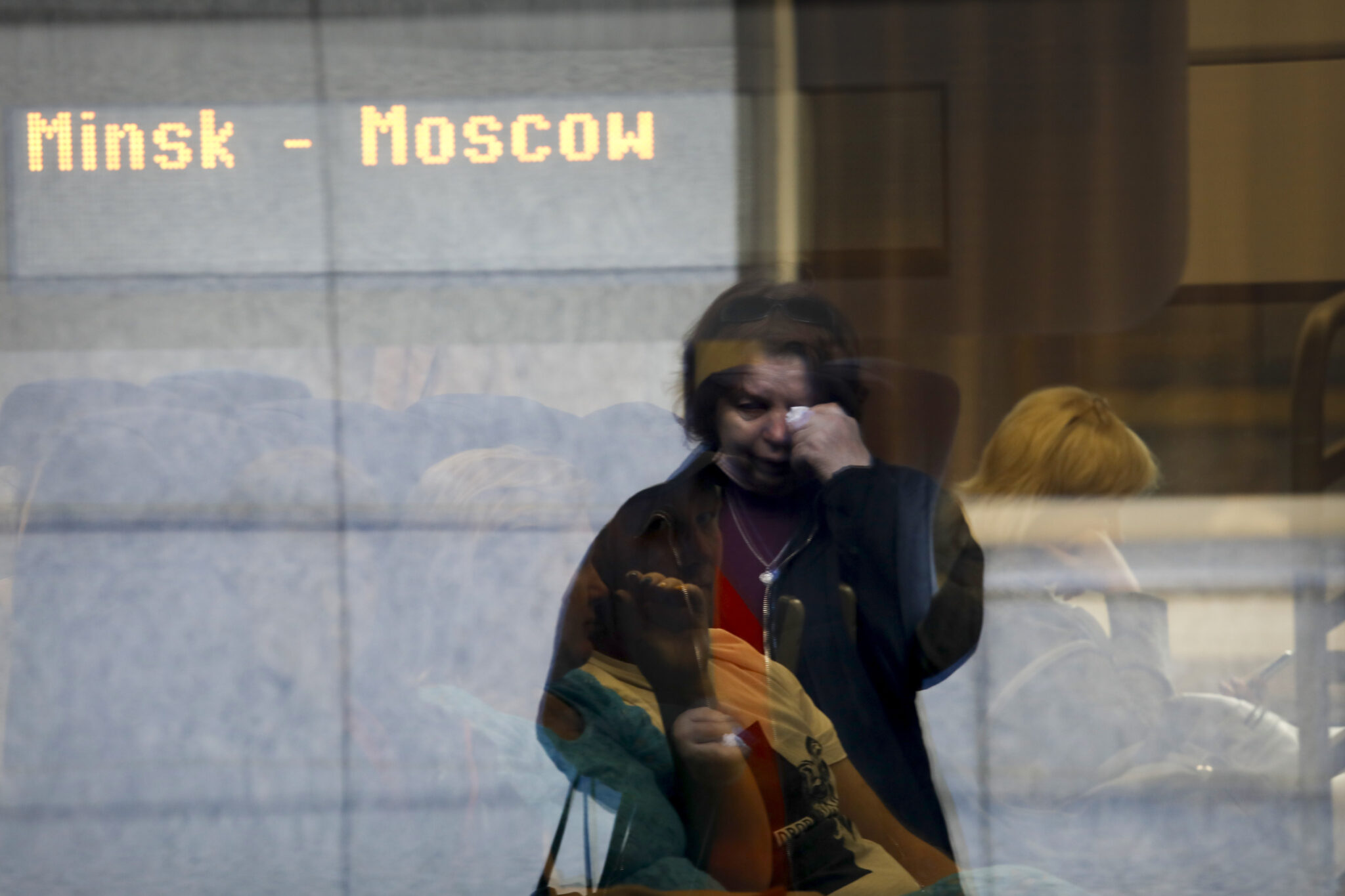 Женщина у поезда Минск-Москва. Фото  The Associated Press / TASS / Scanpix / Leta