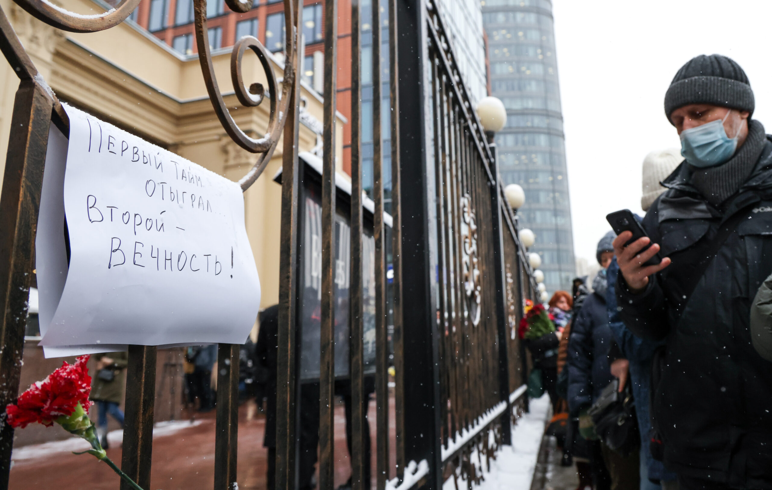 Люди ждут очереди на прощание. Фото Vyacheslav Prokofyev / TASS / Scanpix / Leta