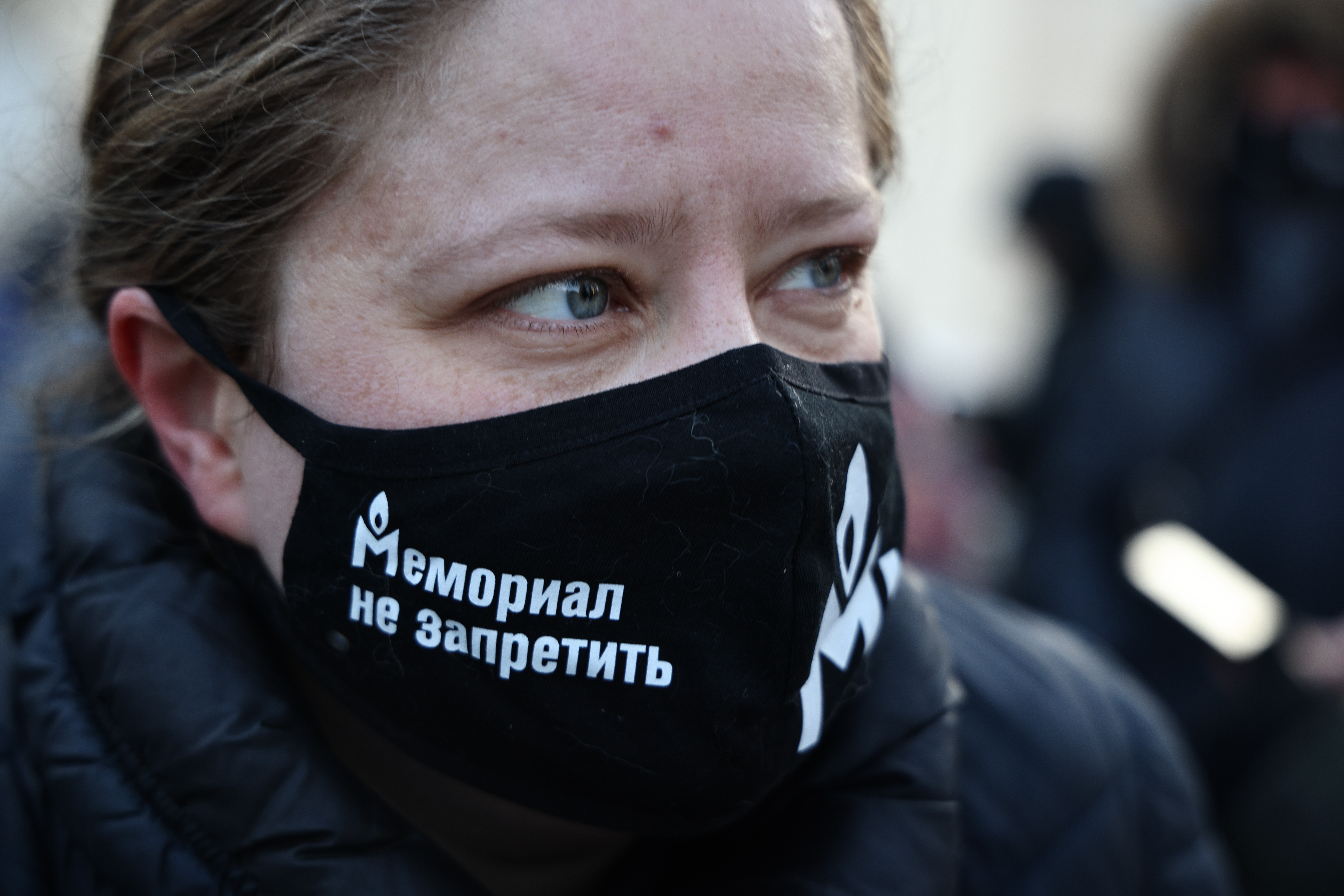 Женщина в маске в поддержку "Мемориала". Фото Mikhail Tereshchenko / TASS / Scanpix / Leta