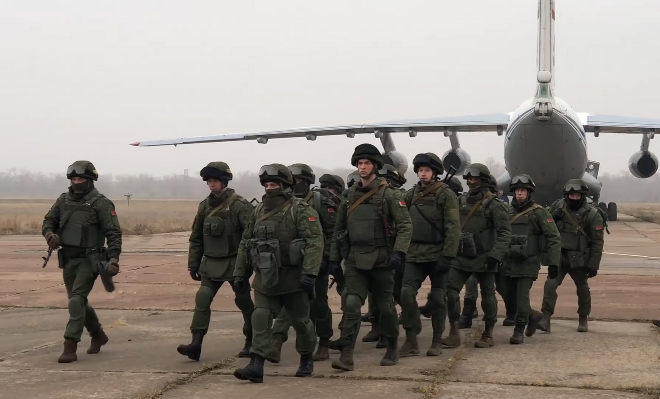 Миротворцы по прибытии на аэродром в Казахстане. Фото RUSSIAN DEFENCE MINISTRY PRESS S / TASS / Scanpix / Leta