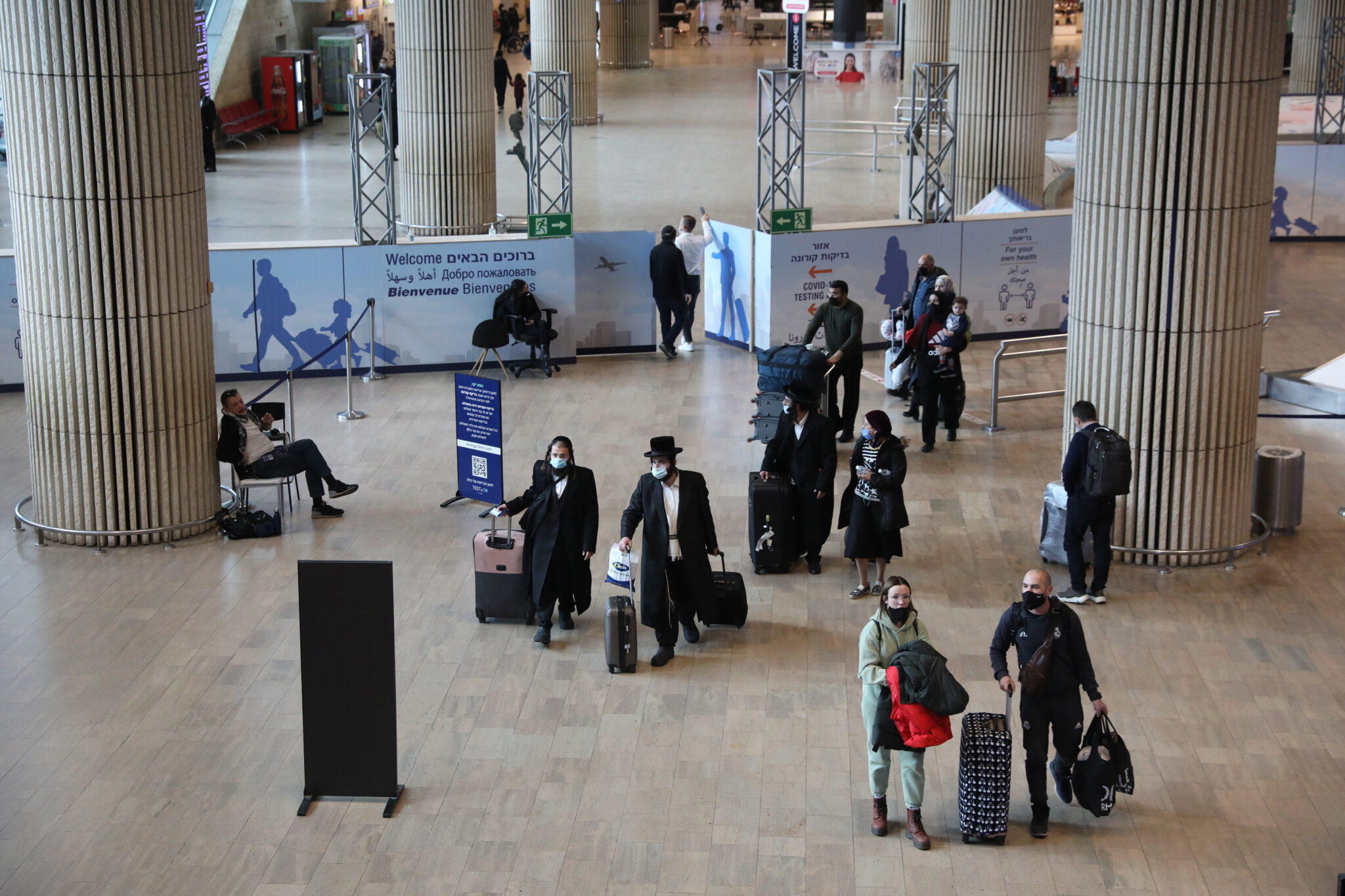 Пассажиры в зале прибытия международного аэропорта Бен-Гурион под Тель-Авивом. Фото ABIR SULTAN / TASS / Scanpix / Leta