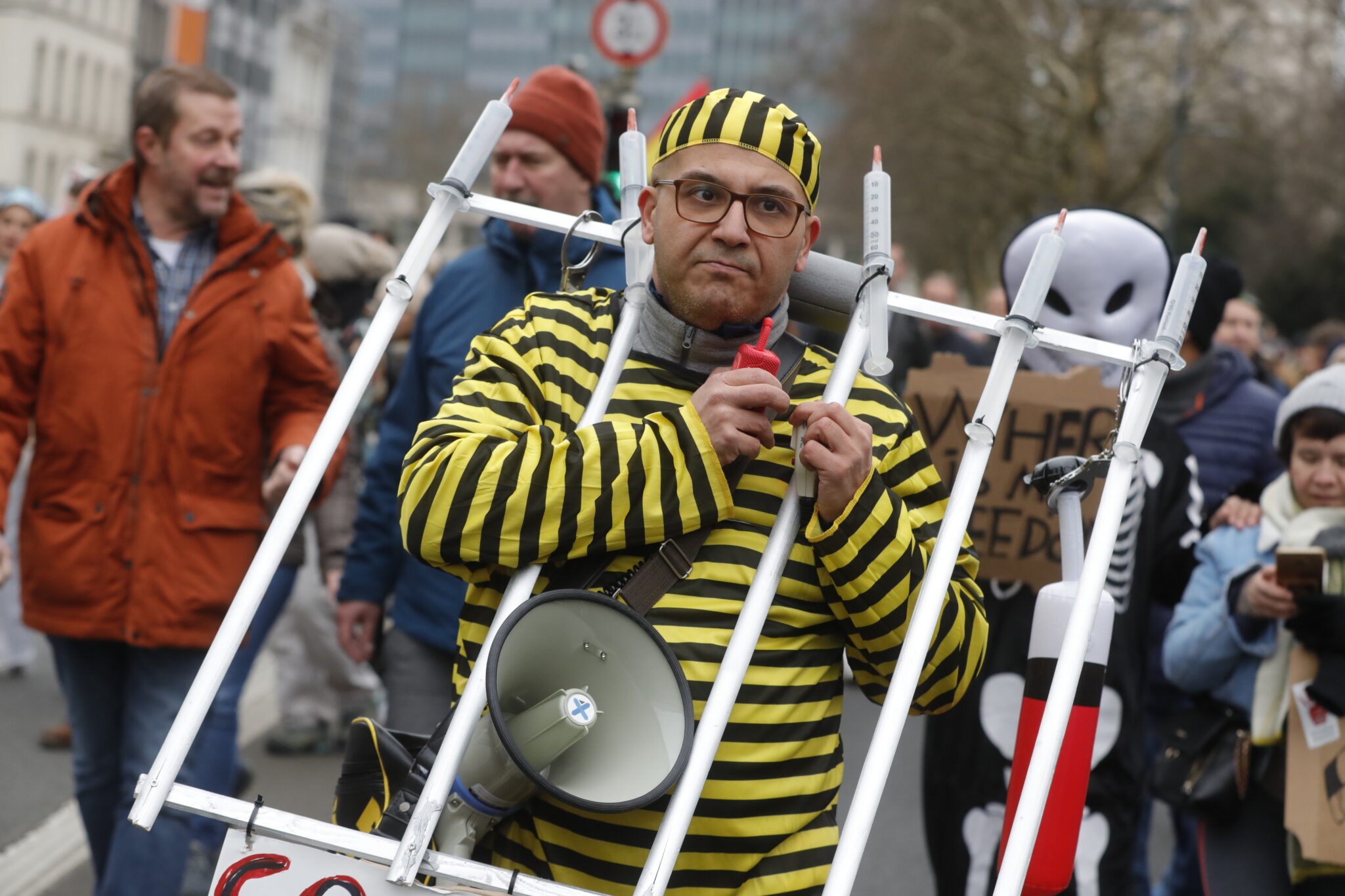 Мужчина в костюме вакцинной тюрьмы принимает участие в акции протеста против европейских мер по борьбе с коронавирусом в Брюсселе, Бельгия. 23 января 2022 года. Фото STEPHANIE LECOCQ/EPA/Scanpix/Leta 