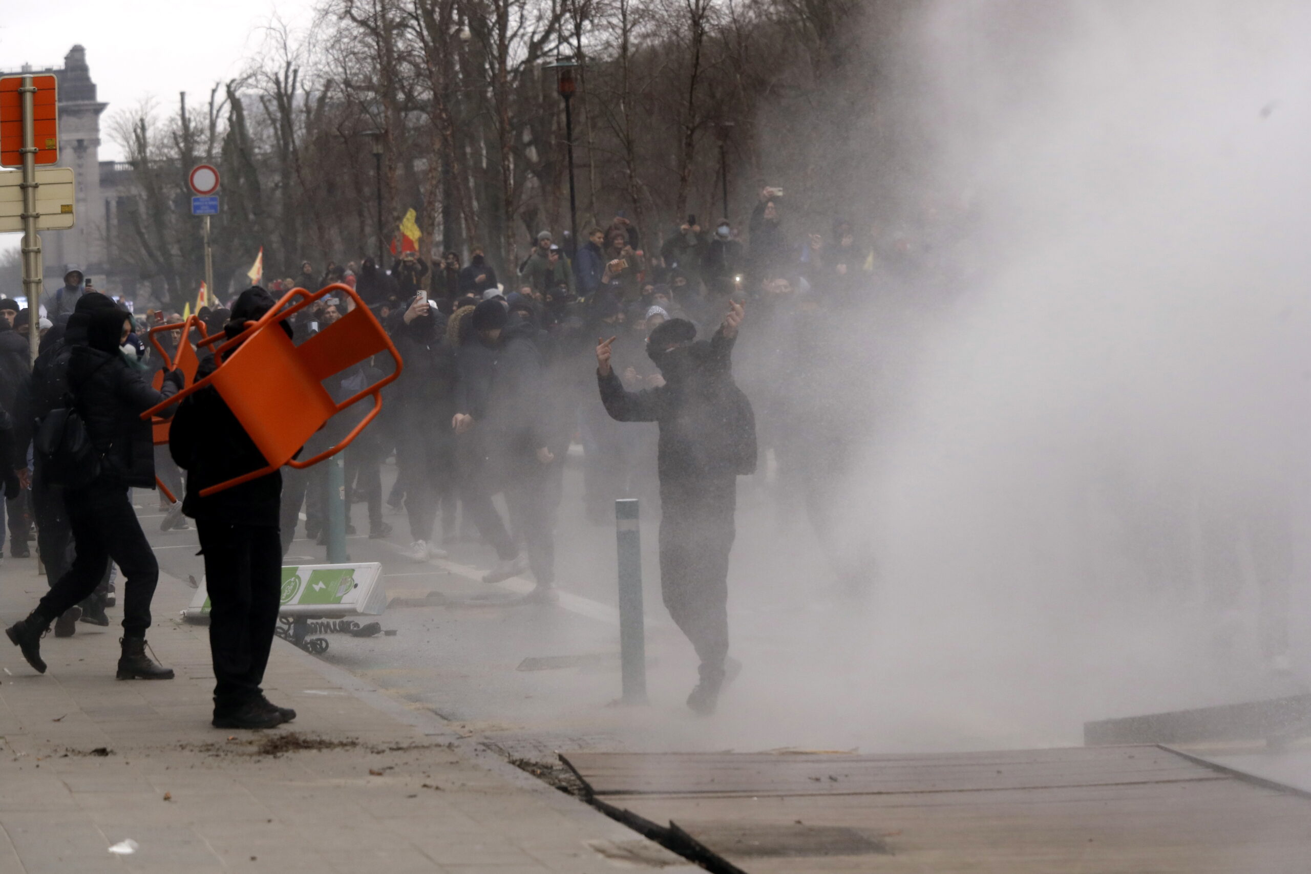 Участники беспорядков противостоят полиции на акции протеста против европейских мер по борьбе с коронавирусом. Брюссель, Бельгия. 23 января 2022 года.  OLIVIER HOSLET/EPA/Scanpix/Leta