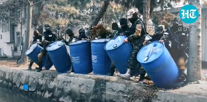 Талибы выливают в реку конфискованный в ходе рейда  алкоголь. Кадр видеоролика GDI, опубликованного в YouTube-канале Hindustan Times