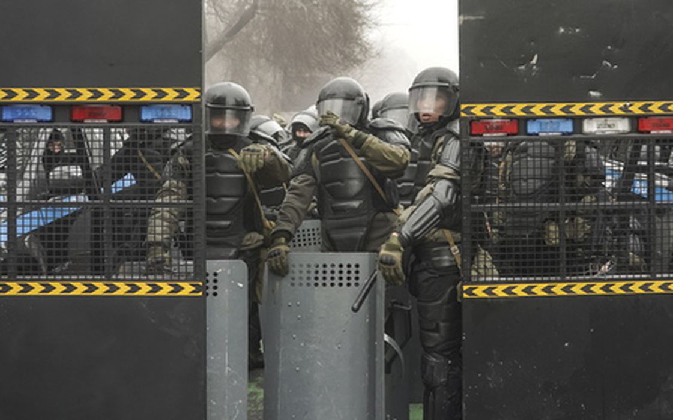 Спецназ блокирует улицу в Алматы. Фото EPA/STR/Scanpix/LETA
