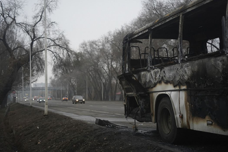 Сгоревший автобус на обочине улицы в Алматы. Фото Vladimir Tretyakov/NUR.KZ via AP/Scanpix/LETA