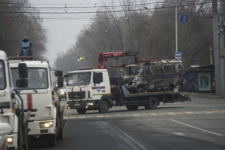 Эвакуаторы увозят сгоревшие автомобили с улиц Алматы. Фото Vladimir Tretyakov/NUR.KZ via AP/Scanpix/LETA