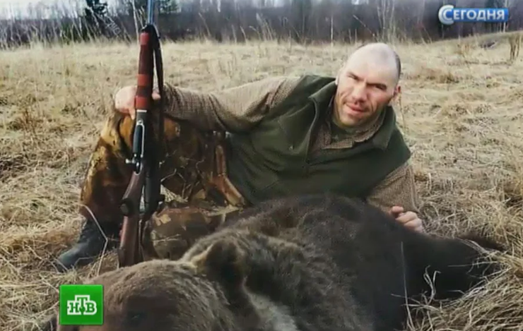 Николай Валуев с убитым им медведем. Кадр телеканала НТВ