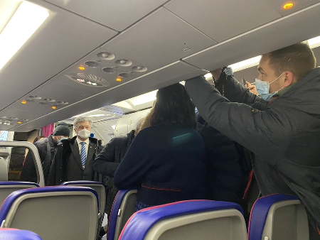 Петр Порошенко перед посадкой в самолет. Фото адвокат Илья Новиков / Twitter