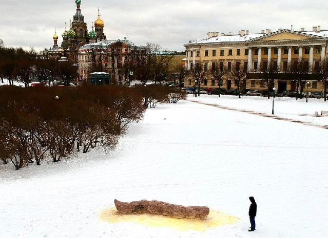 Арт-объект в форме фекалии на Марсовом поле в Санкт-Петербурге. Фото Ивана Волкова, опубликованное в Twitter-аккаунте издания «Бумага» 
