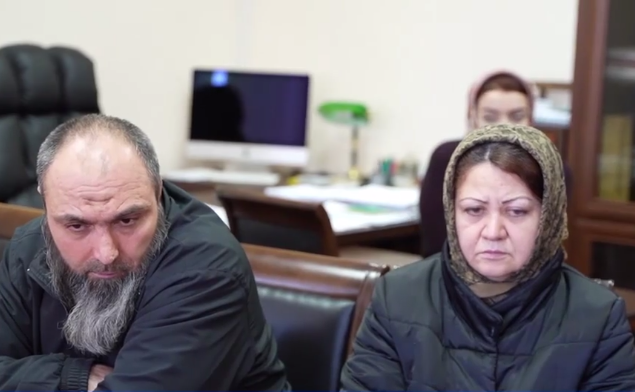 Родители 29-летнего Шугаиба Болатукаева, устроившего скандал в московском автобусе. Кадр видеозаписи, опубликованной в Instagram-аккаунте администрации Кизилюрта